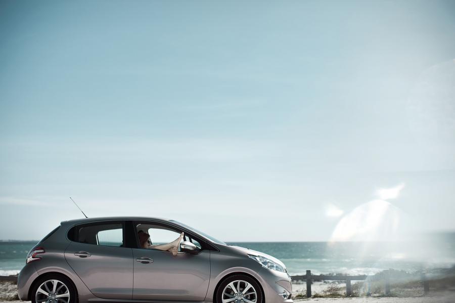  Peugeot 208 Ice Velvet 2012 года  (фото 12 из 33)